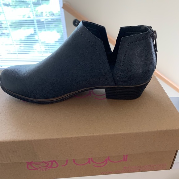 NWOT Dress barn Sugar brand ankle bootie. - Picture 1 of 11